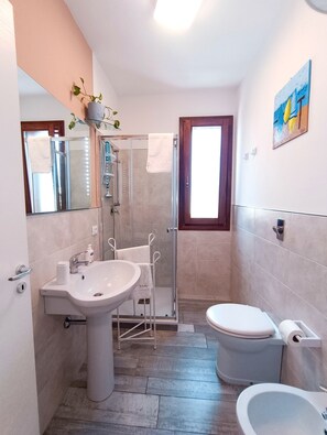 Regadera, amenidades de baño ecológicas, secadora de cabello, bidet 