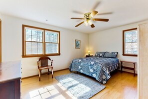 3 bedrooms, WiFi, bed sheets - Light-filled home steps from Rail Trail - near pond, bay & ocean beaches (Eastham)