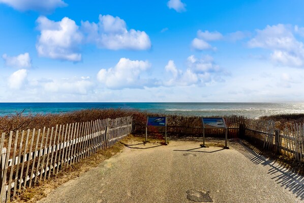Beach - Light-filled home steps from Rail Trail - near pond, bay & ocean beaches (Eastham)
