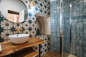 Haartrockner, Handtücher, Seife, Toilettenpapier