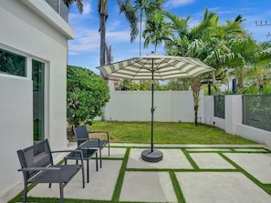 Terrace/patio - Contemporary Oasis: 2BR Home with Community Pool & BBQ in Fort Lauderdale! (Fort Lauderdale)