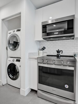 Private kitchen - Contemporary Oasis: 2BR Home with Community Pool & BBQ in Fort Lauderdale! (Fort Lauderdale)