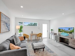 Living area - Contemporary Oasis: 2BR Home with Community Pool & BBQ in Fort Lauderdale! (Fort Lauderdale)