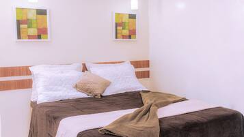 Habitación, 1 cama matrimonial, baño privado | 1 habitación y decoración personalizada