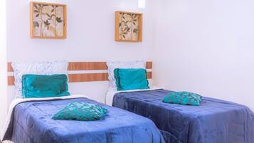 Kamar, 2 Tempat Tidur Twin, kamar mandi pribadi | Didekorasi berbeda-beda, ruang kerja ramah laptop, dan Wi-Fi gratis