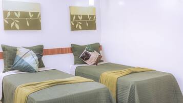 Habitación, 2 camas individuales, baño privado | 1 habitación y decoración personalizada