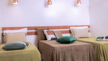 Habitación, 3 camas individuales, baño privado | 1 habitación y decoración personalizada
