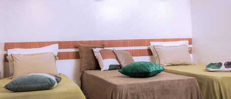 Zimmer, 3 Einzelbetten, eigenes Bad | Individuell dekoriert, laptopgeeigneter Arbeitsplatz, kostenloses WLAN