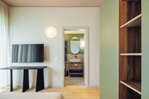 Deluxe Apartment, 2 bedrooms (Via Lamarmora 1) | Ropa de cama de alta calidad, edredones de plumas, caja fuerte