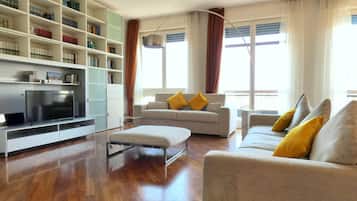 Luxury Apartment, 3 bedrooms, (Corso di Porta Romana 52) | 起居區 | 60-吋智慧型電視、數位頻道、Netflix、串流服務