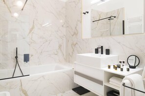 Elite appartement | Badkamer | Gratis toiletartikelen, een haardroger, een bidet, handdoeken