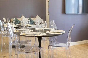 Elite Apartment, 2 bedrooms (Piazza San Nazaro in Brolo 15) | Zona de estar | Smart TV de 60 pulgadas con canales digitales, Netflix