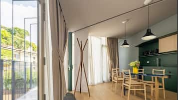 Superior Apartment, 2 bedrooms (Corso di Porta Romana 101) | 起居區 | 60-吋智慧型電視、數位頻道、Netflix、串流服務