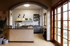 Frigorifero, forno, piano cottura, macchina per tè/caffè