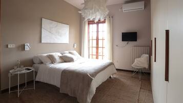 2 habitaciones, caja de seguridad en la habitación y escritorio