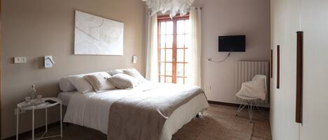 2 bedrooms, in-room safe, desk, travel crib