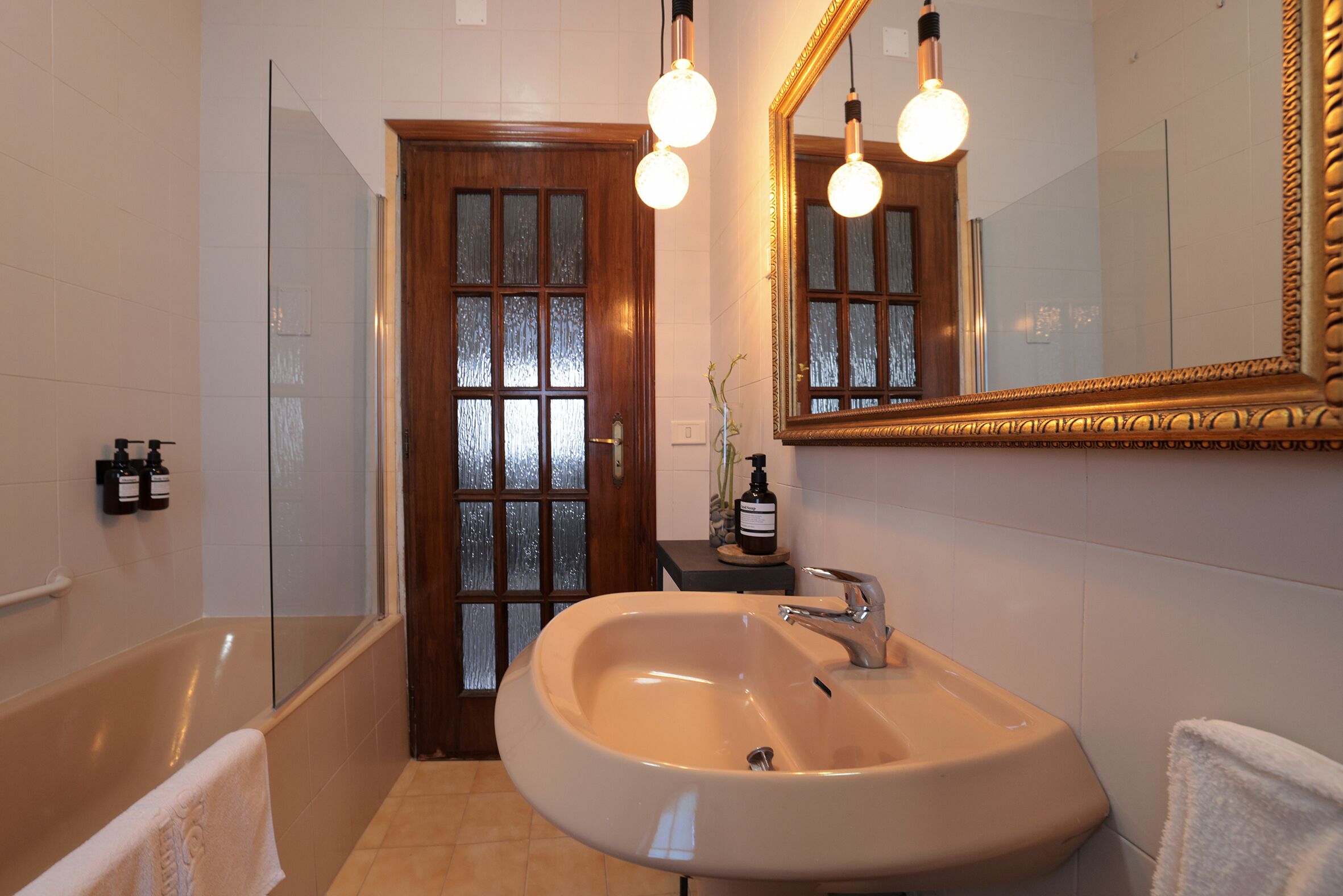 Douche, sèche-cheveux, bidet, serviettes fournies