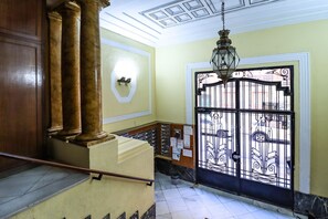 Interior - Justicia Royal by Madflats Collection (Madrid)