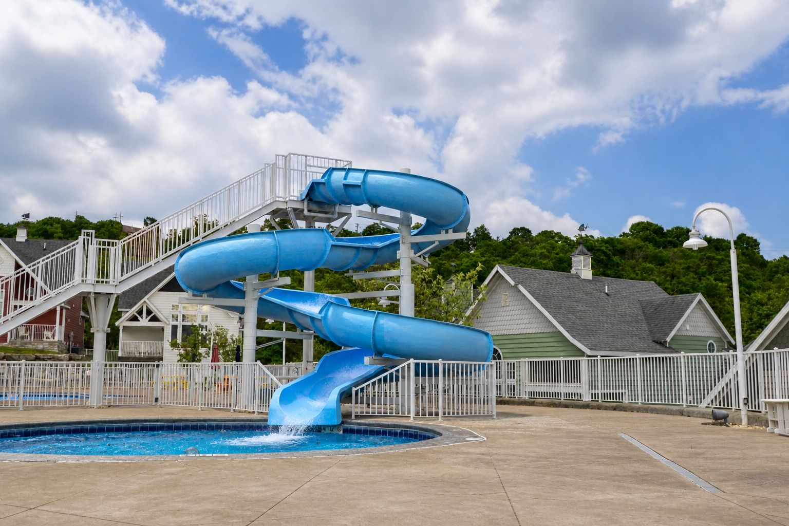 Un parc aquatique doté de plusieurs toboggans et d’une piscine.
