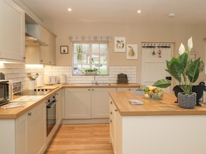 冷蔵庫、食器洗い機、電気ポット、トースター
