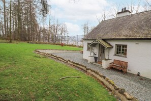 Property grounds - Larch Cottage at Esthwaite Water (Ambleside)