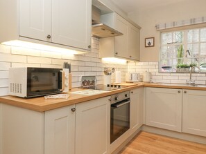 Fridge, dishwasher, electric kettle, toaster - Larch Cottage at Esthwaite Water (Ambleside)