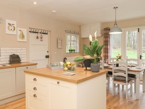 Fridge, dishwasher, electric kettle, toaster - Larch Cottage at Esthwaite Water (Ambleside)