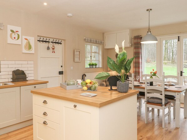 Fridge, dishwasher, electric kettle, toaster - Larch Cottage at Esthwaite Water (Ambleside)