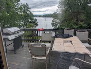 Outdoor dining - The Lakeshore House (Niverville)