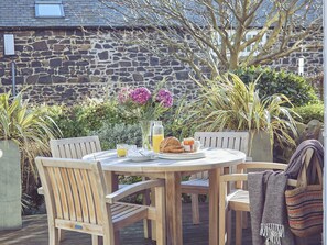 تناول الطعام بالخارج