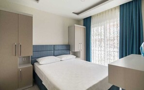 1 dormitorio, cortinas opacas, tabla de planchar con plancha