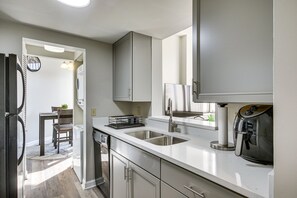 Réfrigérateur, micro-ondes, plaque de cuisson, lave-vaisselle