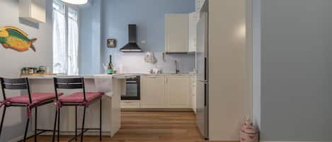 Fridge, oven, stovetop, dishwasher