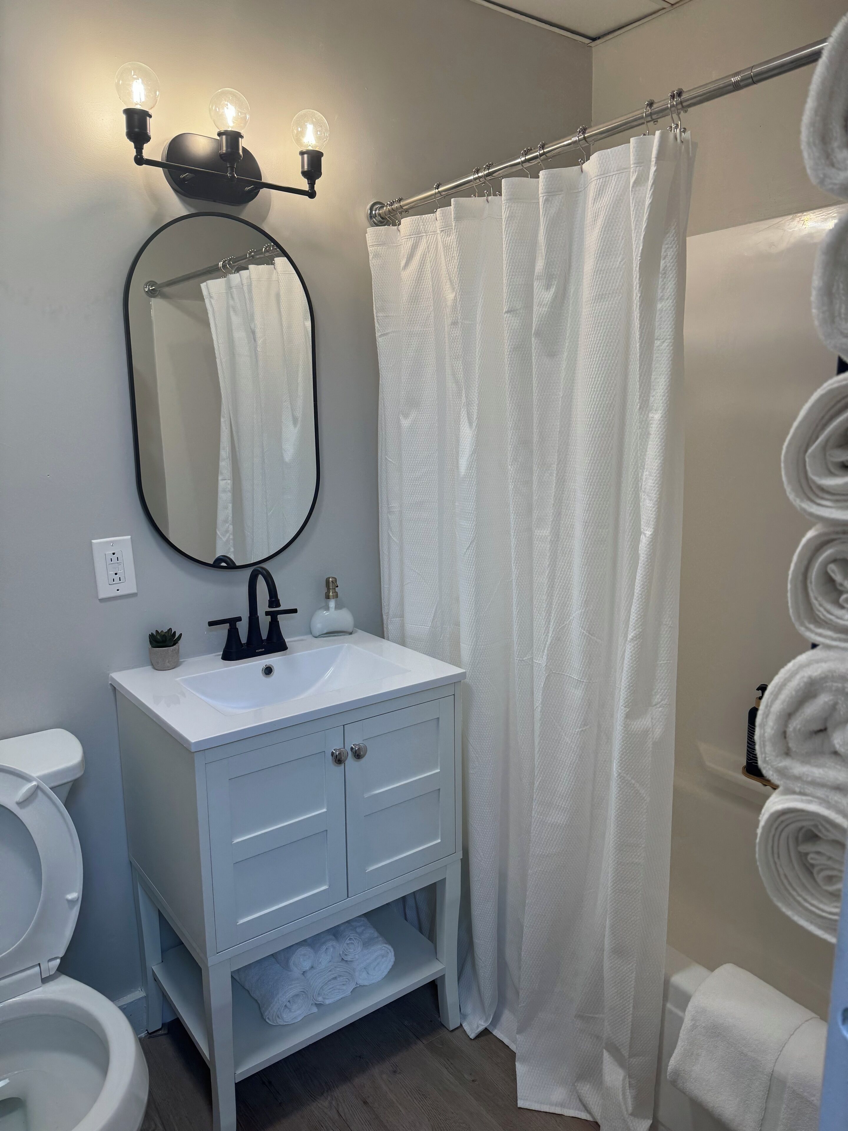 Sèche-cheveux, serviettes fournies, savon, papier toilette