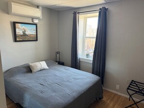 2 bedrooms, WiFi, bed sheets - Downtown Gateway to the Berkshires. Walk to Everything. (Lee)