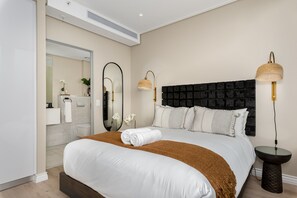 1 bedroom, in-room safe, iron/ironing board, internet - Designer 16 On Bree Apartment - No Loadshedding (Cape Town)