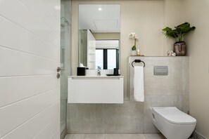 Shower, hair dryer, towels, soap - Designer 16 On Bree Apartment - No Loadshedding (Cape Town)