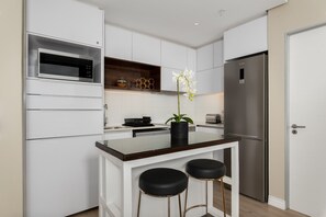 Fridge, microwave, oven, stovetop - Designer 16 On Bree Apartment - No Loadshedding (Cape Town)