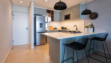 冰箱、微波炉、烤箱、烤面包机