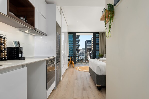 1 bedroom, iron/ironing board, internet, bed sheets - Modern 16 on Bree Studio - No Loadshedding (Cape Town)