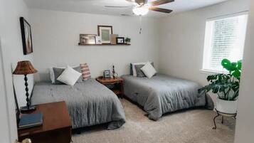 3 bedrooms, iron/ironing board, WiFi, bed sheets