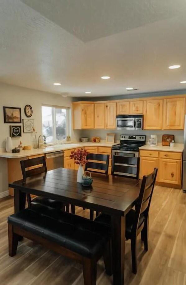 Dining - Cozy Full Basement Getaway in Mountain Green (Morgan)