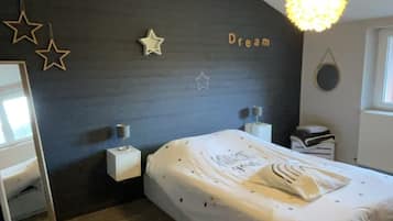 1 chambre, bureau, fer et planche Ă  repasser, lit parapluie