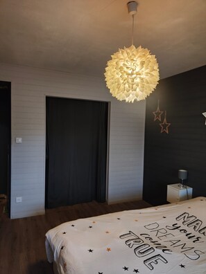 1 quarto, escrivaninha, ferros/tábuas de passar roupa, berço de viagem