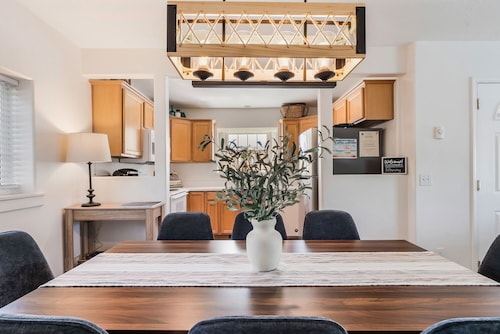 The Sand Dollar Beach House- 3 min walk to the beach and Pet Friendly!