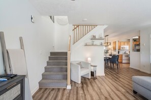 Smart TV, DVD player, livros, videoteca