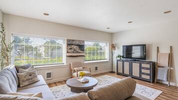 Smart-tv, een dvd-speler, boeken en een filmbibliotheek