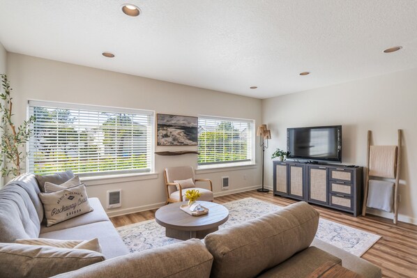 Smart TV, DVD player, livros, videoteca