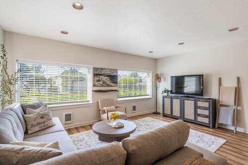 The Sand Dollar Beach House- 3 min walk to the beach and Pet Friendly!