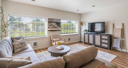 The Sand Dollar Beach House- 3 min walk to the beach and Pet Friendly!